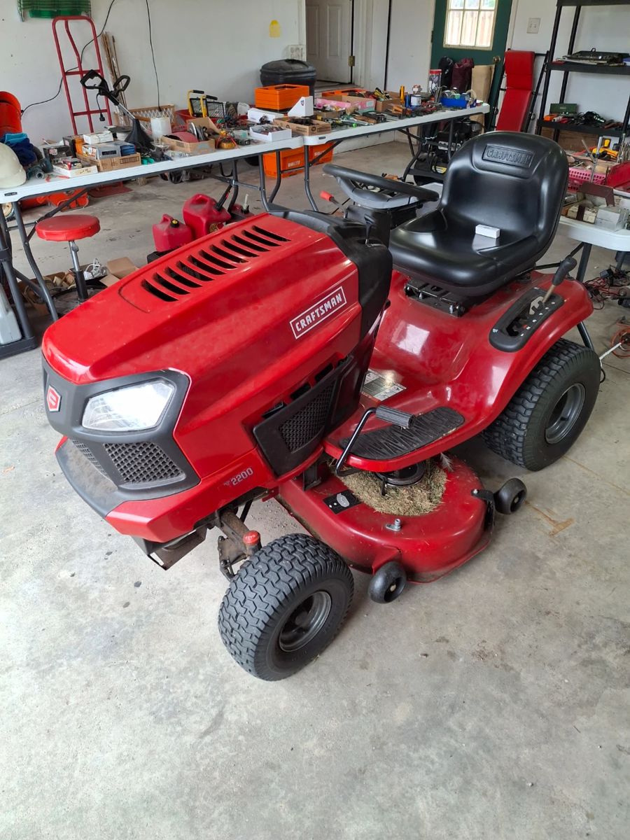 Craftsman Riding Mower - Runs Excellent! 42inch Deck, 19hp. Briggs and Stratton Engine. 
