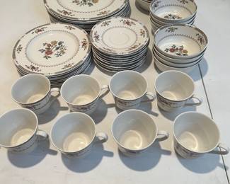 8 Full Place Settings Royal Doulton Kingswood