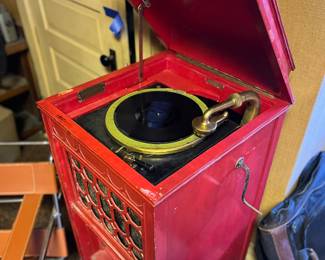 Edison S-19 phonograph, including a number of Edison Diamond Disc recordings.