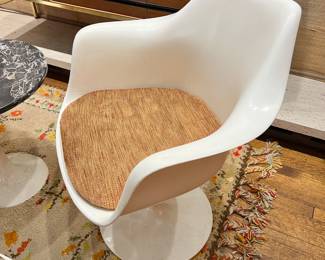 Authentic tulip chair, by Eero Saarinen for Knoll. 