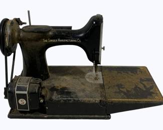 2884 - Vintage Singer Featherweight Sewing Machine 15 x 20 x 10 - no case or cord s/n AH579531
