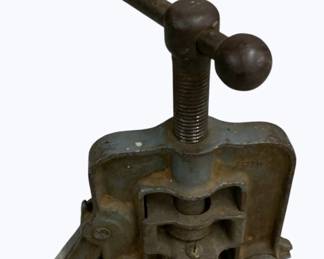 7154 - Vintage Pipe Vice - 11" tall
