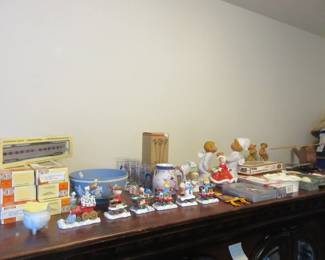 Snoopy train, HO train cars, buildings and transformer