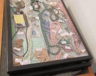 Maw sit sit, pearl, horn jewelry