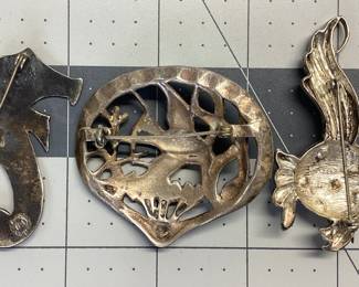 3 VTG STERLING OCEANIC BROOCHES MEXICO STERLING SEA HORSE INLAID WITH ABALONE 2.25 INCHES TALL, FISH WITH ENAMEL SIGNED M 2.5 INCHES TALL, FISH IN CLAM SHELL WITH ENAMEL. TOTAL WEIGHT 41.61 GRAMS. PATINA WAS LEFT TO PRESERVE PIECES.