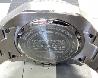 INVICTA 4593 PRO DIVER WATCH THIS MASTER OF THE OCEANS WATCH FEATURES BRUSHED AND POLISHED CONSTRUCTION, CUSTOM CHRONOGRAPH, NON TRADITIONAL DATE WINDOW BAND SHOWS SIGNS OF WEAR