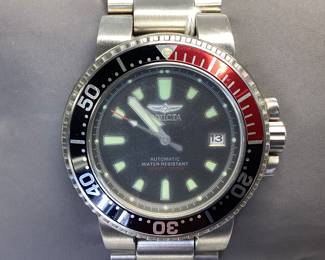 INVICTA 6925 AUTOMATIC WATCH THIS WATCH FEATURES BRUSHED STAINLESS CONSTRUCTION, WIDE BAND WITH TWO TONE BEZEL, DATE WINDOW. INSIDE CRYSTAL HAS HAZE