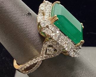18KT YELLOW GOLD EMERALD & DIAMOND RING, SIZE 7.5, 9.55ct EMERALD, 1.73cts DIAMONDS, 9.8g TOTAL WEIGHT, AIGL APPRAISAL $30,543.00