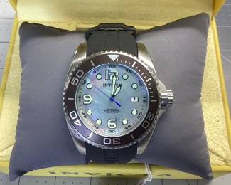 INVICTA 6998 AUTOMATIC WATCH THIS MASTER OF THE OCEANS PRO DIVER SERIES FEATURES A MOTHER OF PEARL DIAL, DATE WINDOW AND DARK GREY SILICONE BAND. BOX INCLUDED