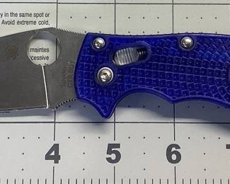 SPYDERCO MANIX 2 BLUE KNIFE MANIX 2 WITH LIGHTWEIGHT TRANSLUCENT BLUE HANDLE