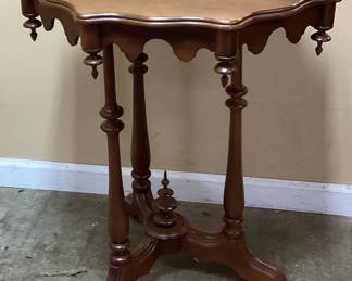 VICTORIAN STYLE WALNUT SCALLOPED EDGE ACCENT TABLE NO SHIPPING PICKUP ONLY