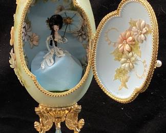 VTG. FABERGE STYLE HAND DECORATED VICTORIAN LADY DIORAMA OSTRICH EGG, FLORAL ACCENTS, ORNATE GOLD TONE STAND, 9.25in H, ONE OF A KIND, HINGE NEEDS MINOR REPAIR NO SHIPPING PICKUP ONLY