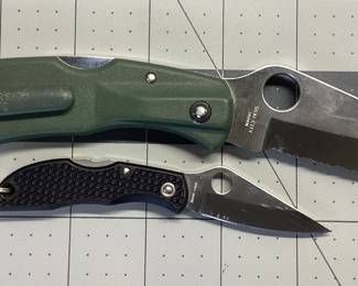 2 SPYDERCO KNIFE SEKI CITY JAPAN ENDURA SERIES 1, SERRATED BLADE, SOLID FORREST GREEN COMPOSITE FRAME, TINY SEKI CITY JAPAN VERSION OPEN LENGTH 4 3/8 INCH