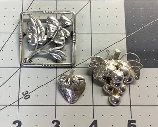 STERLING FLORAL JEWELRY LOT FLOWER AND BEAD SCREWBACK EARRINGS, BEAUCRAFT INC 3 FLOWER BROOCH, ADJUSTABLE FLOWER IRNG, AND LARGE PETAL BROOCH. TOTAL WEIGHT IS 36.57 GRAM