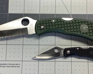2 SPYDERCO KNIFE SEKI CITY JAPAN ENDURA SERIES 1, SERRATED BLADE, SOLID FORREST GREEN COMPOSITE FRAME, TINY SEKI CITY JAPAN VERSION OPEN LENGTH 4 3/8 INCH