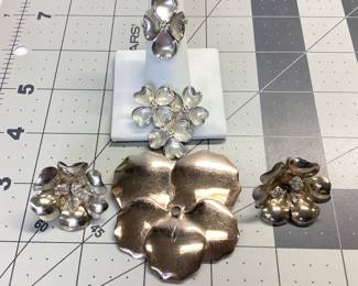 STERLING FLORAL JEWELRY LOT FLOWER AND BEAD SCREWBACK EARRINGS, BEAUCRAFT INC 3 FLOWER BROOCH, ADJUSTABLE FLOWER IRNG, AND LARGE PETAL BROOCH. TOTAL WEIGHT IS 36.57 GRAM