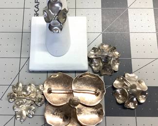 STERLING FLORAL JEWELRY LOT FLOWER AND BEAD SCREWBACK EARRINGS, BEAUCRAFT INC 3 FLOWER BROOCH, ADJUSTABLE FLOWER IRNG, AND LARGE PETAL BROOCH. TOTAL WEIGHT IS 36.57 GRAM