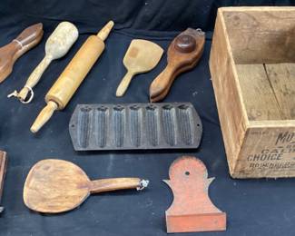 VTG. WOODEN KITCHEN LEMON PRESS, CABBAGE SLICER, ROLLING PIN, MORNING STAR APRICOT CRATE, MIXING SPOON