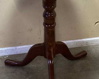 VTG. QUEEN ANNE STYLE TRIPOD TEA TABLE NO SHIPPING PICKUP ONLY