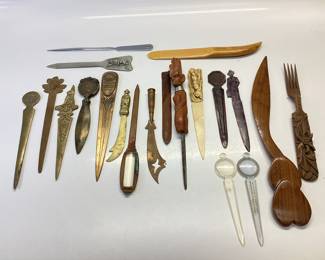 20 VINTAGE LETTER OPENERS BRASS, WOODEN,PEWTER AND PLASTIC