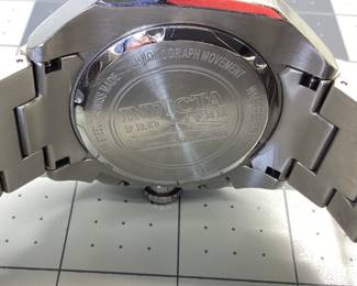 INVICTA 4592 PRO DIVER WATCH THIS MASTER OF THE OCEANS SERIES FEATURES BRUSHED AND POLISHED STRUCTURE WITH CUSTOM CHRONOGRAPH DIAL DESIGN AND NON TRADITIONAL DATE WINDOW