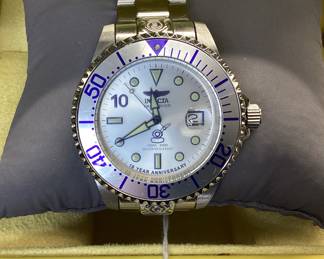 INVICTA 16856 AUTOMATIC WATCH THIS GRAND DIVER 10 YEAR ANNIVERSARY SERIES FEATURES POLISH AND BRUSHED STAINLESS CONSTRUCTION WITH MAGNIFIED DATE WINDOW. INCLUDES BOX. SHOWS SIGNS OF WEAR.