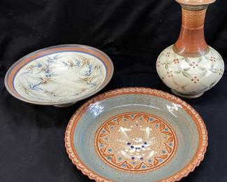 (3) ARTIST SIGNED POTTERY PLATES & VASE NO SHIPPING PICKUP ONLY