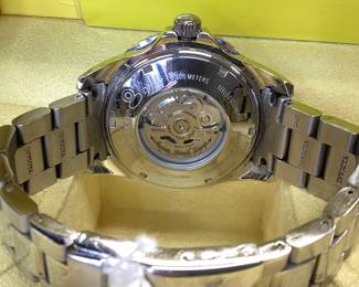 INVICTA 16856 AUTOMATIC WATCH THIS GRAND DIVER 10 YEAR ANNIVERSARY SERIES FEATURES POLISH AND BRUSHED STAINLESS CONSTRUCTION WITH MAGNIFIED DATE WINDOW. INCLUDES BOX. SHOWS SIGNS OF WEAR.