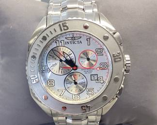 INVICTA 4593 PRO DIVER WATCH THIS MASTER OF THE OCEANS WATCH FEATURES BRUSHED AND POLISHED CONSTRUCTION, CUSTOM CHRONOGRAPH, NON TRADITIONAL DATE WINDOW BAND SHOWS SIGNS OF WEAR