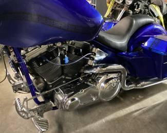 2021 HARLEY DAVIDSON VIN: 4EMEW2E3YN151010 Color: BLUE 2021 CUSTOM HARLEY DAVIDSON w REVTECH 6 SPEED TRANSMISSION, ENGINE CODE 58505 with 6 SPEED HIGHWAY TRANSMISSION, CUSTOM BLUE PAINT, AFTER MARKET GRIPS, CUSTOM RIMS, FREEDOM PERFORMANCE PIPES,