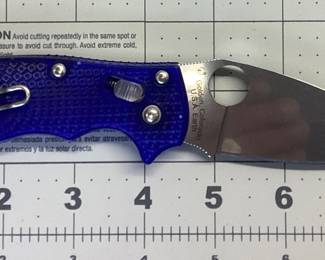 SPYDERCO MANIX 2 BLUE KNIFE MANIX 2 WITH LIGHTWEIGHT TRANSLUCENT BLUE HANDLE