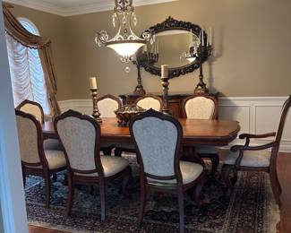 American Drew Dining room
Table. Includes a sleeve to make table bigger- shown in video. Includes 2 arm chairs & 6 armless chairs in a beige fabric. Ornate detailing in wood throughout the chair & base of table. Table is 101 inches wide with the insert. Insert can be taken off which is 24 inches wide. Smoke free & pet free home, rarely used. 
