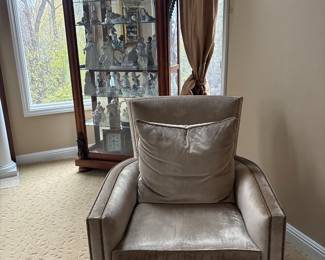 Accent chair with button detail 