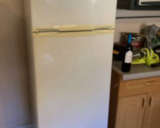 Avanti top freezer fridge combo