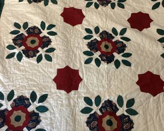 hand stitched rose of Sharon patterned quilt