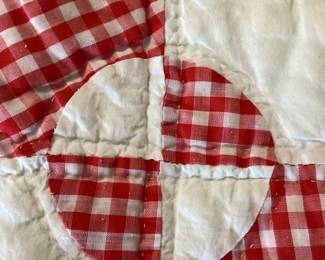 hand stitched drunkards path patterned quilt closeup