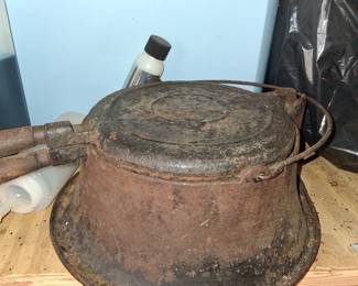 ANTIQUE CAT IRON WAFFLE IRON