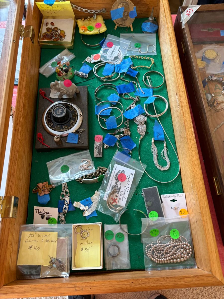 Lots of silver jewelry 