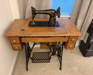 Singer sewing machine - not tested. Shows well. $100
