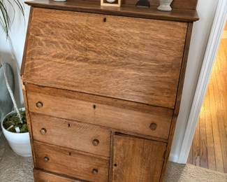 pine drop leaf deck. Need hingle work. $100