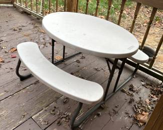 Child’s foldable picnic table 