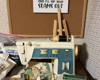 Vintage singer sewing machine  with pamphlet 