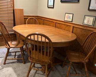 Nice oak pedestal table and chairs