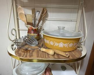 RARE: Vintage Pyrex 664 "Big Bertha" 4 quart round casserole dish in Bufferfly Gold, pristine condition