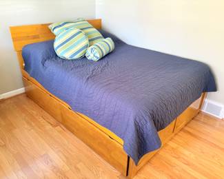 Queen platform bed, queen mattress.  Bed as 2 storage drawers underneath.  Duvet and custom pillows