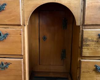 This lot features a rare 18th century Georgian style kneehole desk that measures, 33.5” H x 36.5” W x 20.5” D.
