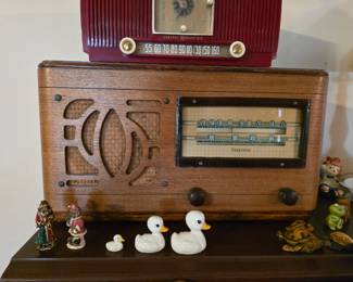Beautiful Antique tube radio. Unsure if it is working condition? 
