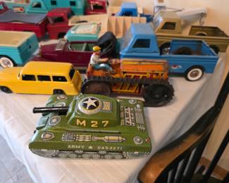 Vintage Line Mar  M-27 made in Japan Tin Friction Litho Tank.
Tin Litho Wind-up Climbing Bulldozer by MARX 