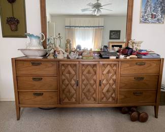 Broyhill "Sculptra" Diamond Front Dresser w/mirror