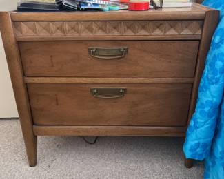 Broyhill diamond front nightstand